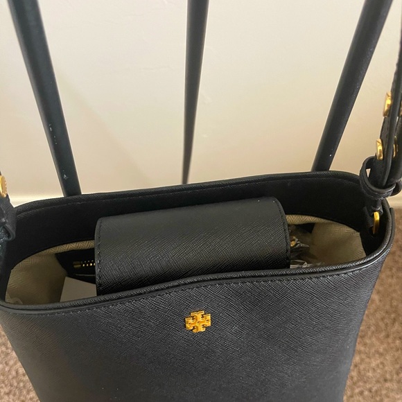 TORY BURCH black, bucket bag with magnetic clasp - Picture 2 of 4